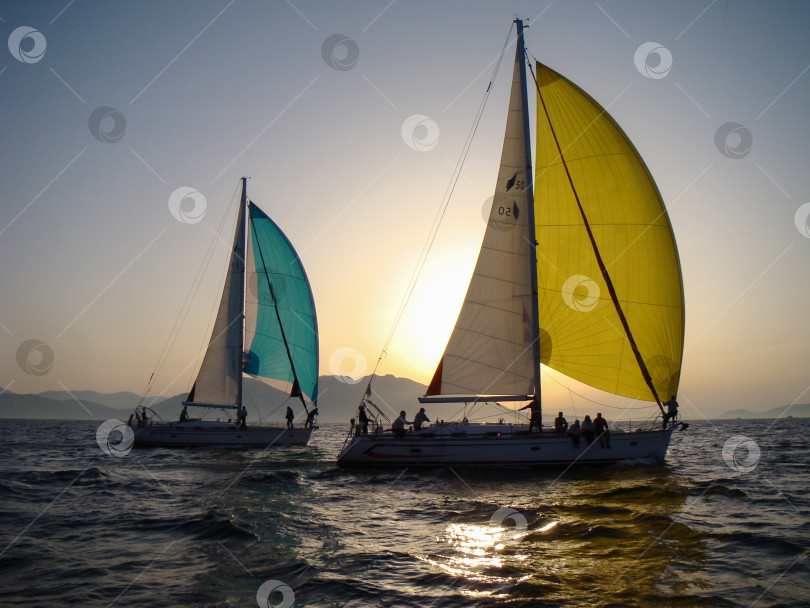 Скачать две лодки плывут на фоне вечернего солнца фотосток Ozero