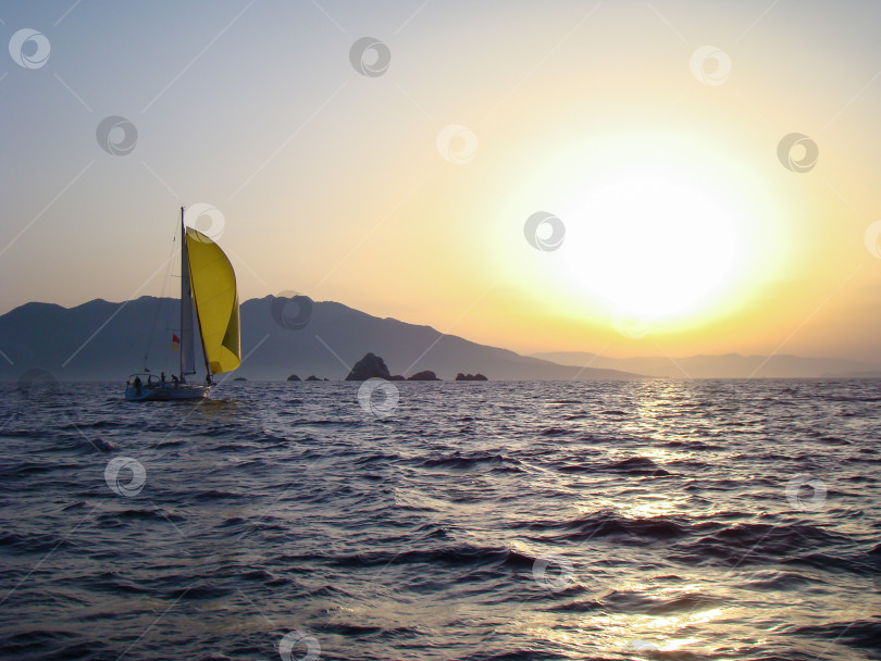 Скачать маленькая лодка и великолепное вечернее солнце фотосток Ozero