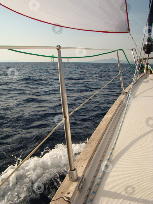 Скачать ограждение на яхте в море фотосток Ozero