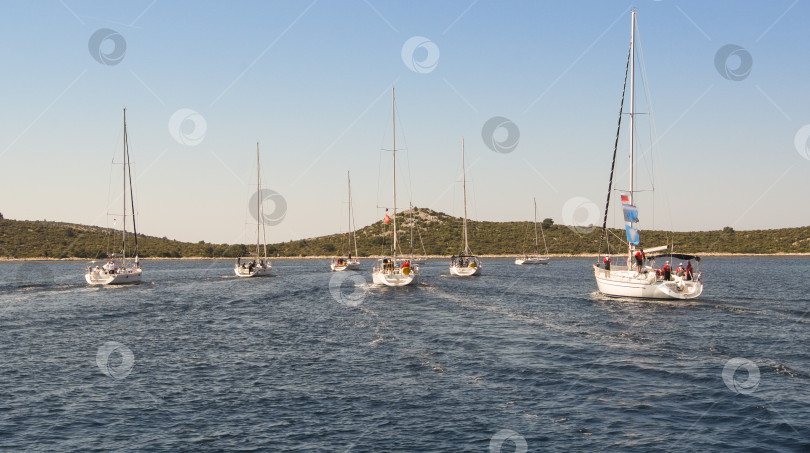 Скачать яхта без парусов отправляется на моторах по воде фотосток Ozero