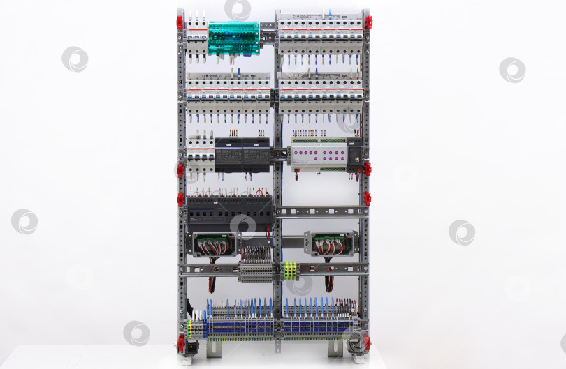 Скачать Электрический распределительный щит с автоматическими выключателями тока и модулями автоматизации фотосток Ozero