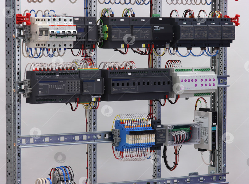 Скачать Электрический распределительный щит с автоматическими выключателями тока и модулями автоматизации фотосток Ozero