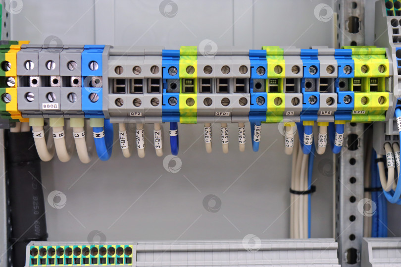 Скачать Электрические клеммы с подключенными монтажными проводами фотосток Ozero