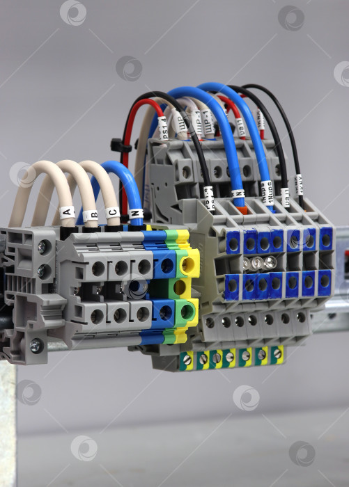Скачать Электрические клеммы с подключенными монтажными проводами фотосток Ozero