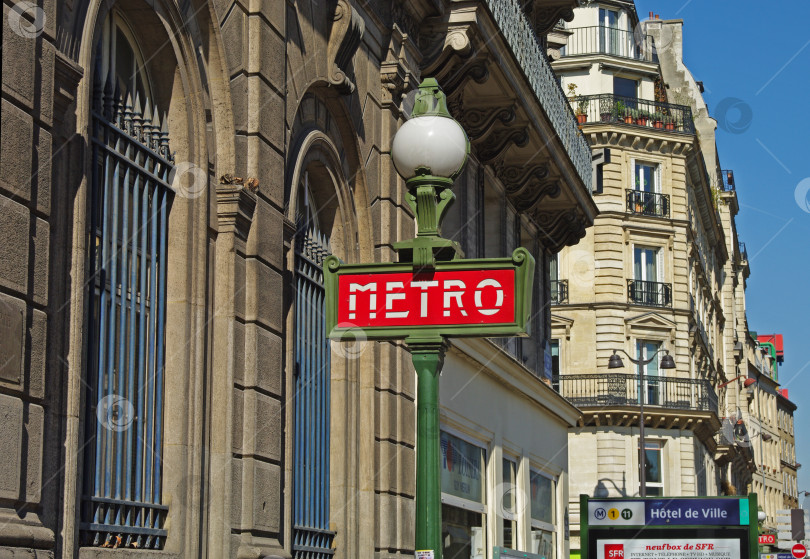 Скачать Знак метро на Парижской улице. фотосток Ozero