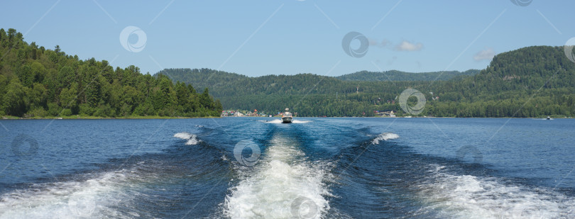 Скачать лодка плывет по волнам озера. летнее время фотосток Ozero