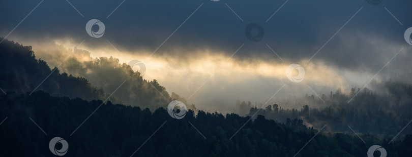 Скачать пасмурное утро в горах. панорама фотосток Ozero