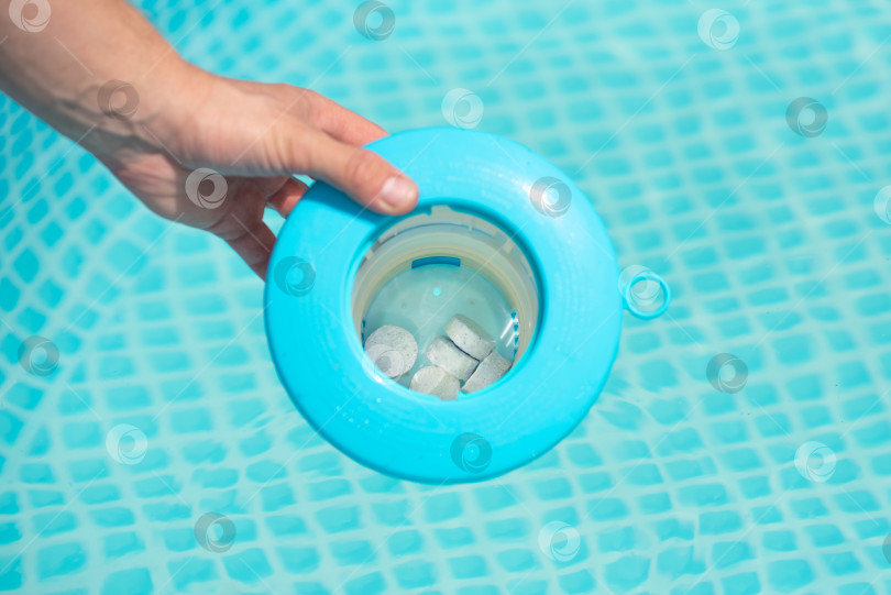 Скачать таблетки хлора для поддержания чистоты воды в домашнем бассейне фотосток Ozero