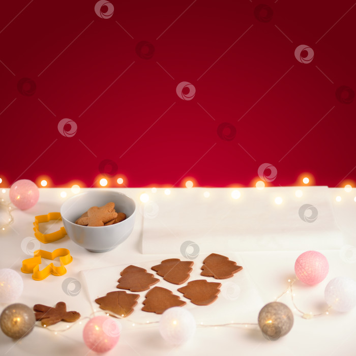 Скачать Имбирное печенье на белом столе с красной копиркой фотосток Ozero