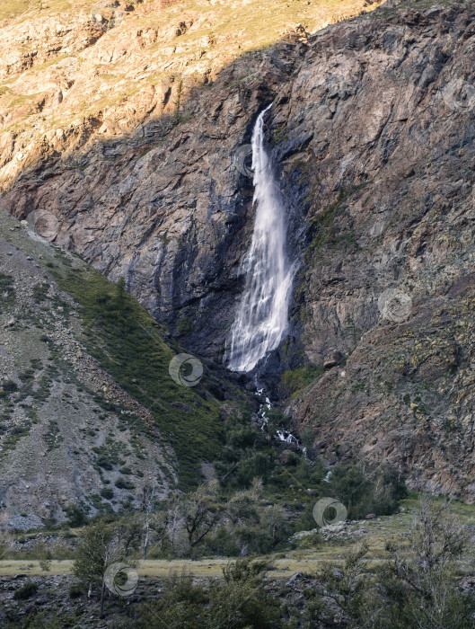 Скачать Водопад среди гор. Туризм и отдых фотосток Ozero
