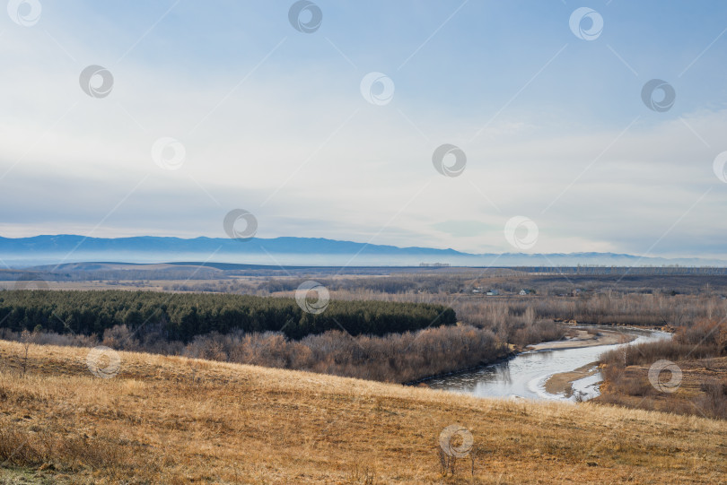 Скачать Туманный осенний пейзаж гор с долинами и рекой. фотосток Ozero