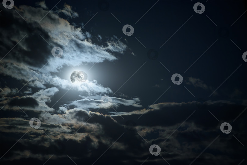 Скачать Сияющая мистическая луна на темном ночном небе фотосток Ozero