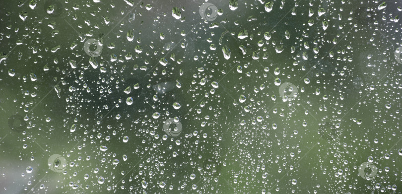 Скачать Капли дождя стучат по окну. Закрыть фотосток Ozero