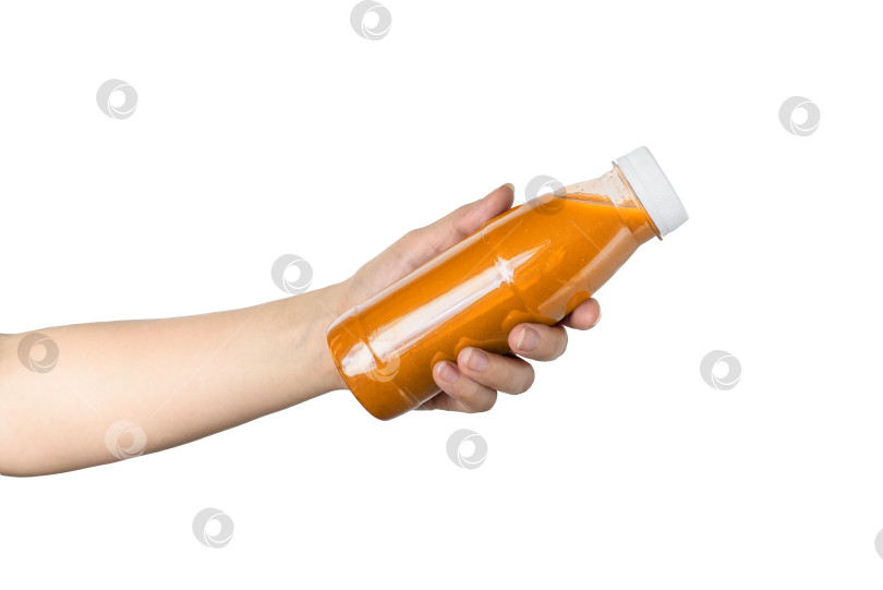 Скачать Женская рука с бутылкой апельсинового коктейля. Изолированный объект o фотосток Ozero
