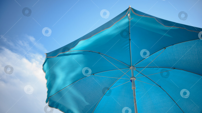 Скачать Голубой пляж Унбрелла на фоне неба фотосток Ozero