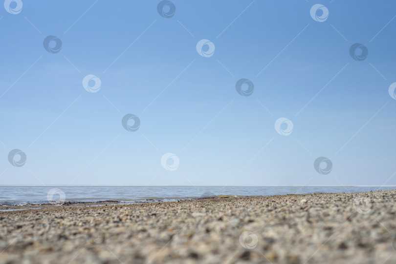 Скачать Пустынный пейзаж песчаного пляжа. Голубое небо фотосток Ozero