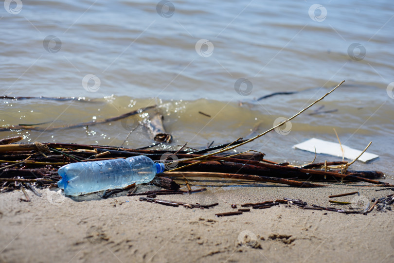 Скачать Морское побережье, загрязненное пластиком и другим мусором. Глобальная проблема фотосток Ozero