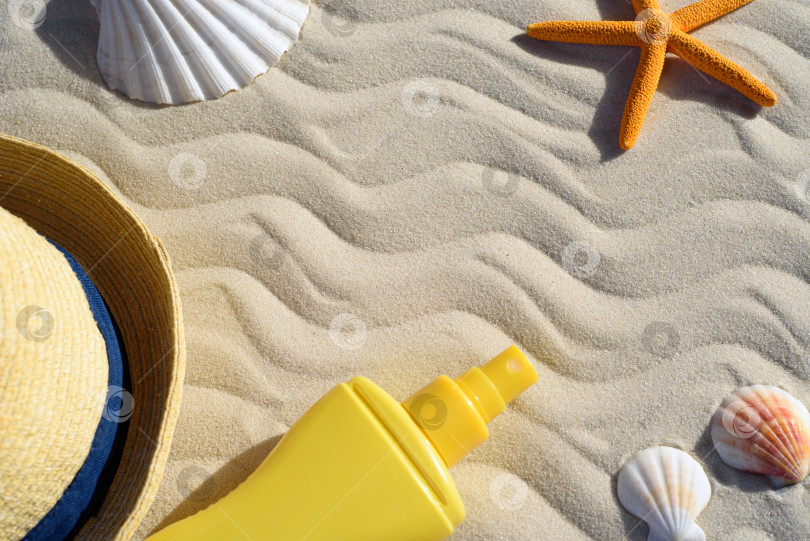 Скачать Ракушки, морские звезды, солнцезащитная шляпа и солнцезащитный крем на песке. В результате фотосток Ozero