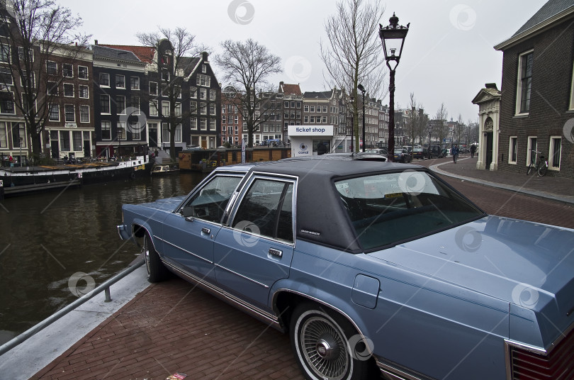 Скачать Большой американский автомобиль в Амстердаме. фотосток Ozero