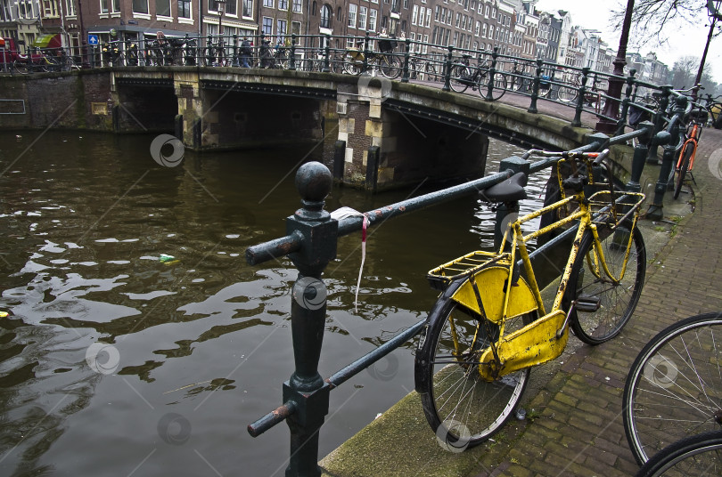 Скачать Старый заброшенный желтый велосипед в Амстердаме. фотосток Ozero