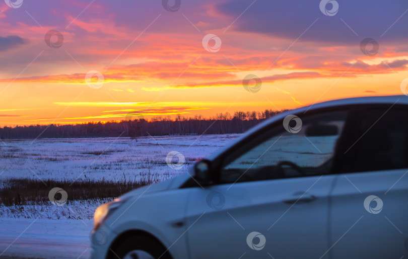 Скачать Автомобиль движется по снегу по зимней проселочной дороге фотосток Ozero