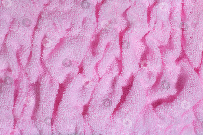 Скачать Розовый текстильный махровый фон. Махровое полотенце или халат крупным планом. фотосток Ozero