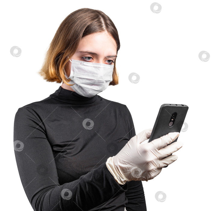 Скачать Молодая женщина в медицинской защитной маске со смартфоном фотосток Ozero