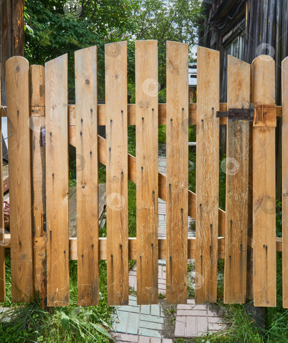 Скачать деревянные ворота, закрывающиеся на засов из натурального дерева фотосток Ozero