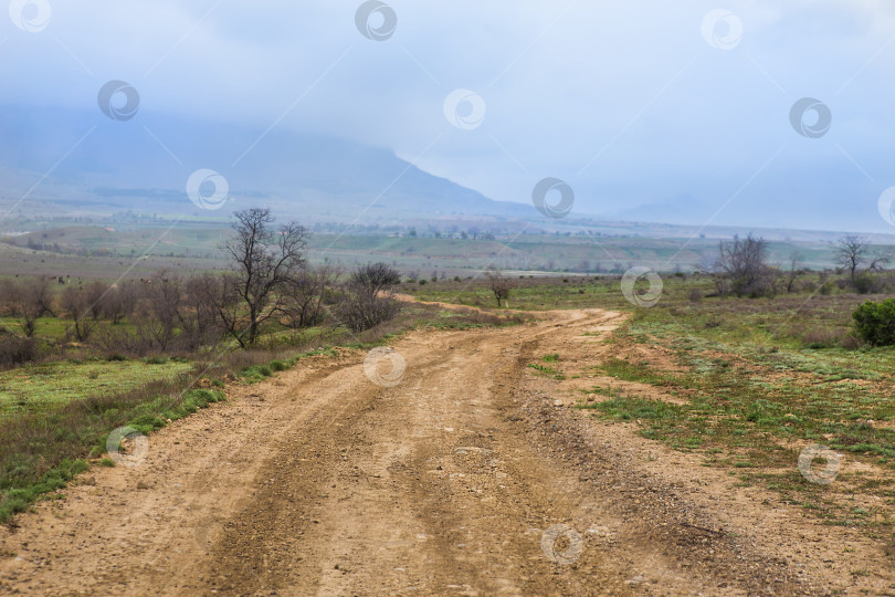Скачать Грунтовая дорога к деревне в горах фотосток Ozero