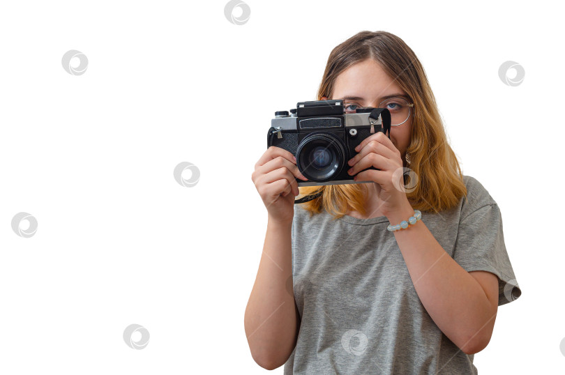 Скачать молодая девушка фотографирует редким фотоаппаратом фотосток Ozero