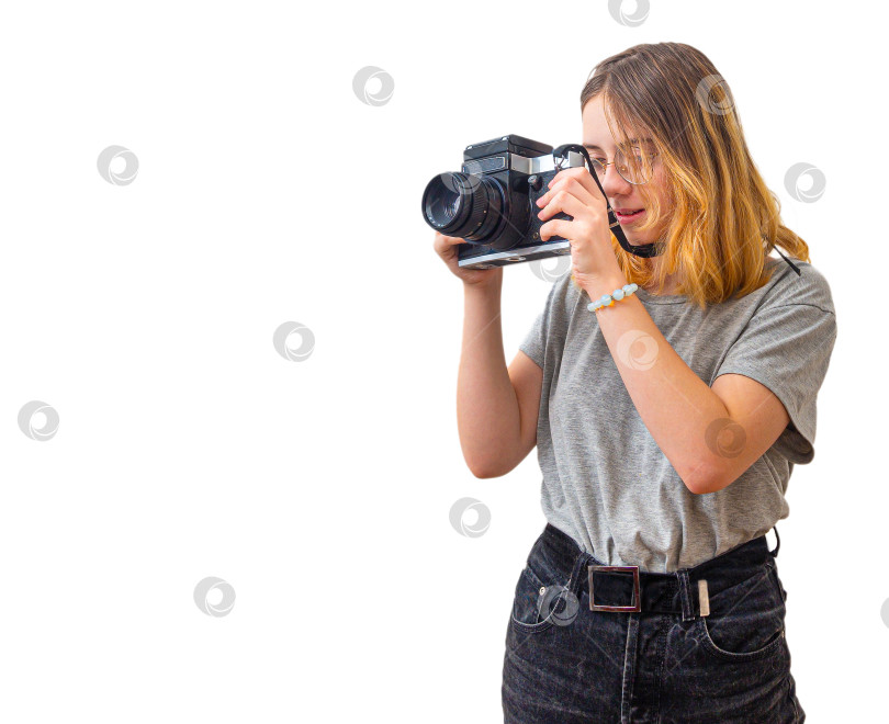 Скачать молодая девушка фотографирует редким фотоаппаратом фотосток Ozero