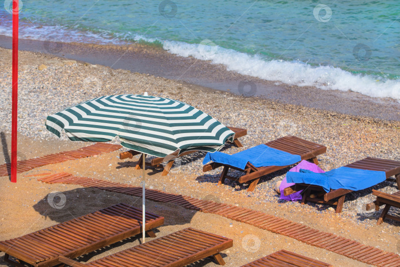 Скачать Приморский пляж с шезлонгами из золотистого песка фотосток Ozero