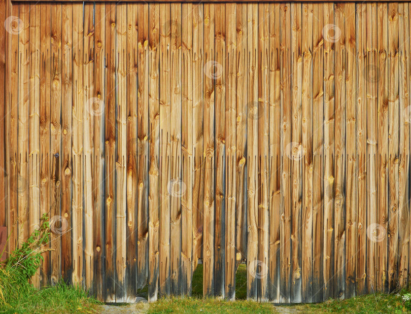 Скачать старые деревянные закрытые желтые ворота, покрытые ржавчиной фотосток Ozero
