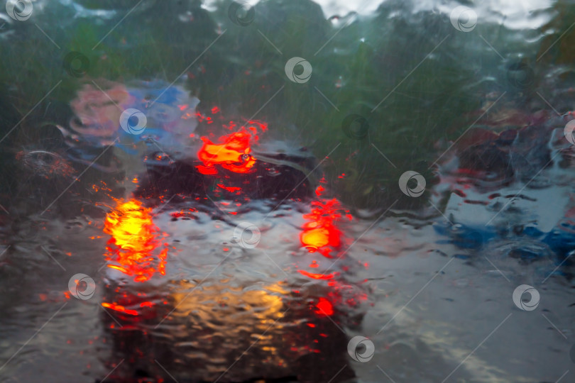 Скачать сильный дождь за лобовым стеклом автомобиля фотосток Ozero