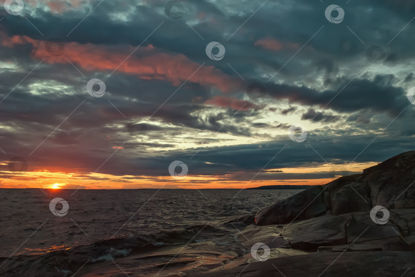 Скачать Вечерний пейзаж перед штормом на море фотосток Ozero
