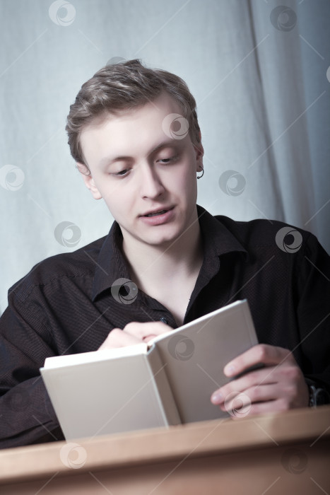 Скачать Молодой человек читает книгу фотосток Ozero