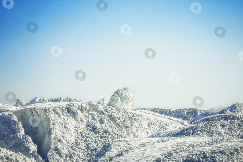 Скачать Белая гипсовая гора под голубым небом фотосток Ozero