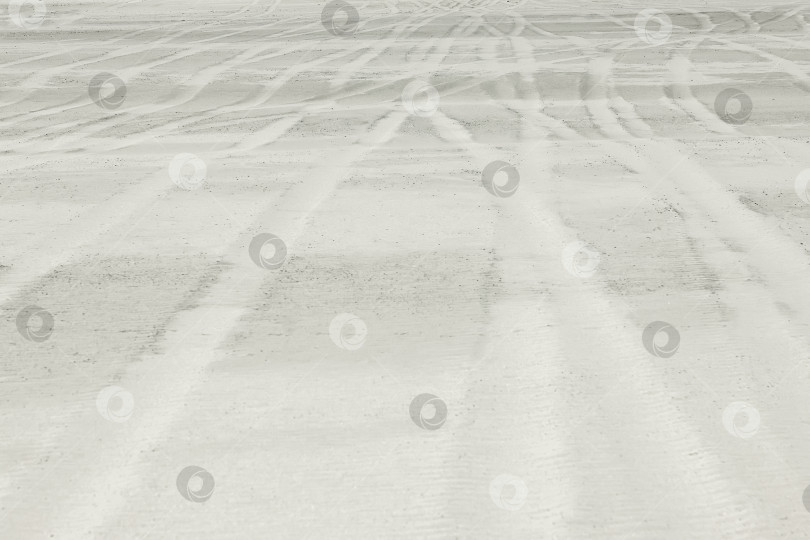 Скачать Фон, изображающий следы автомобильных колес на белом песке фотосток Ozero