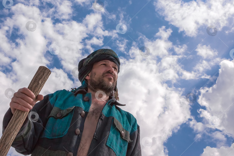 Скачать Мужчина в тюрбане под голубым облачным небом фотосток Ozero