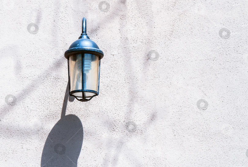 Скачать Старинный уличный фонарь на Стене фотосток Ozero