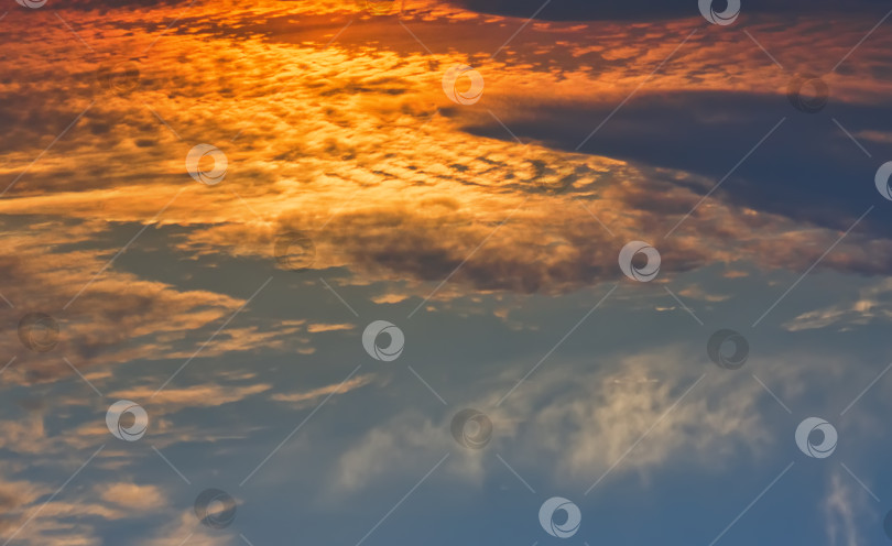 Скачать Небесный пейзаж с оранжевыми облаками фотосток Ozero
