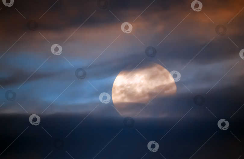 Скачать Полная Луна за облаками фотосток Ozero