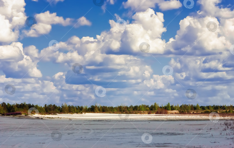 Скачать Летний пейзаж с Кучевыми облаками фотосток Ozero