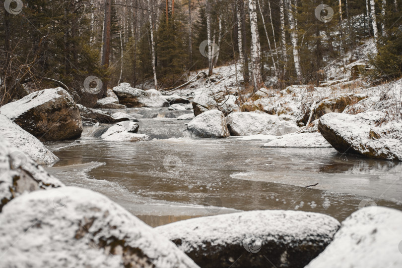 Скачать горная река с камнями, покрытыми снегом фотосток Ozero