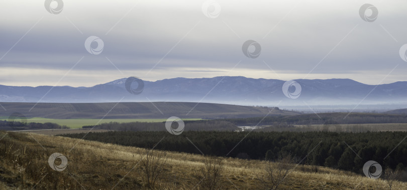 Скачать Туманный осенний пейзаж гор с долинами и рекой. Панорама фотосток Ozero