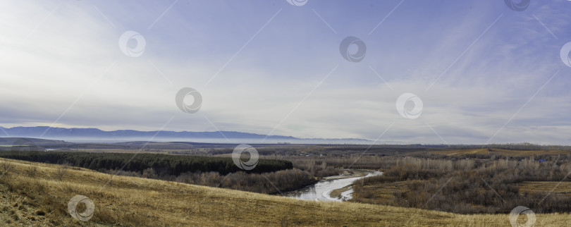 Скачать Туманный осенний пейзаж гор с долинами и рекой. Панорама фотосток Ozero