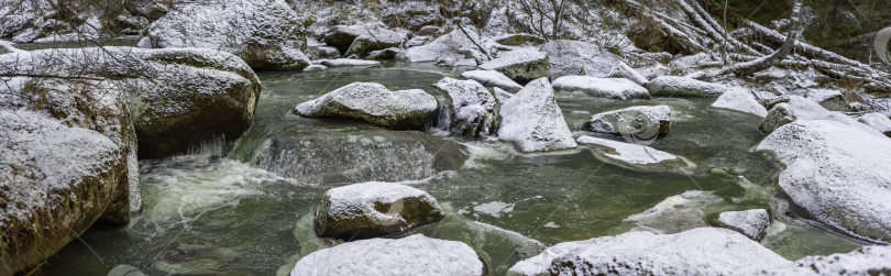 Скачать Панорама горной реки с камнями, покрытыми снегом фотосток Ozero