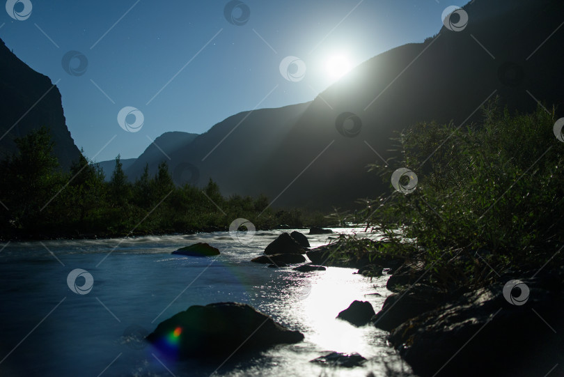 Скачать Полная луна освещает горную реку. Ночной пейзаж фотосток Ozero