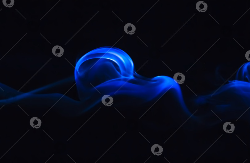 Скачать Темно-синий дым на черном фоне фотосток Ozero