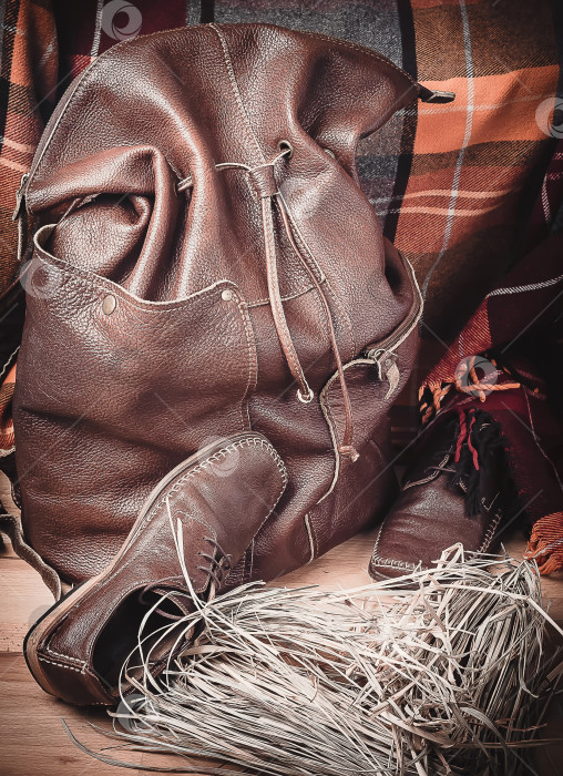 Скачать Изделия из кожи на фоне шерстяной шотландки фотосток Ozero